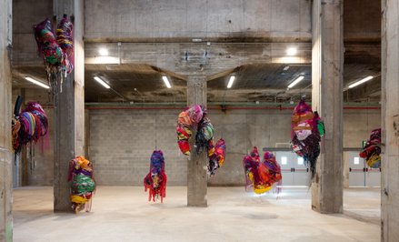 Nnena Kalu „Hanging Sculpture 1 to 10", widok instalacji, 2024. Photo courtesy of Manifesta 15 Barce