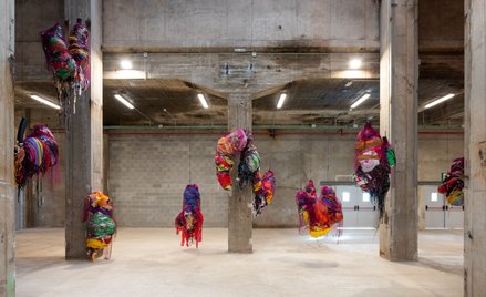 Nnena Kalu „Hanging Sculpture 1 to 10", widok instalacji, 2024. Photo courtesy of Manifesta 15 Barce