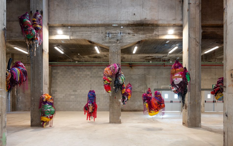 Nnena Kalu „Hanging Sculpture 1 to 10", widok instalacji, 2024. Photo courtesy of Manifesta 15 Barce