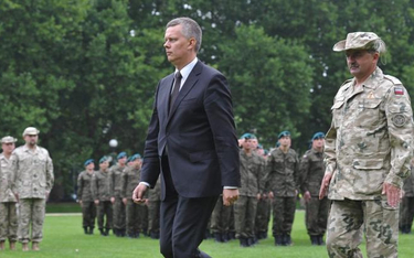Tomasz Siemoniak (w środku) i polscy żołnierze.