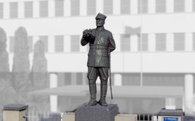 Autorem projektu jest rzeźbiarz Zbigniew Mikielewicz.