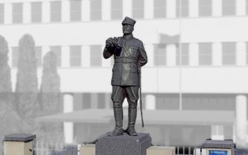 Autorem projektu jest rzeźbiarz Zbigniew Mikielewicz.