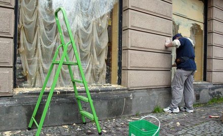 W Warszawie restauracji nie płacącej czynszu miasto postanowiło zamalować okna.