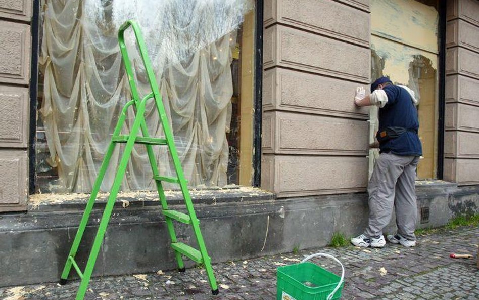 W Warszawie restauracji nie płacącej czynszu miasto postanowiło zamalować okna.