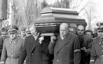 Pogrzeb komunizmu. Jak Cyrankiewicza i Ochaba pochowano bez dawnej