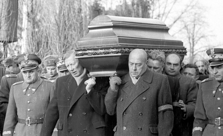 Pogrzeb Bolesława Bieruta na warszawskich Powązkach, 16 marca 1956 r. Trumnę niosą m.in. Józef Cyran