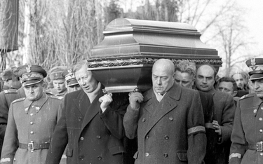 Pogrzeb Bolesława Bieruta na warszawskich Powązkach, 16 marca 1956 r. Trumnę niosą m.in. Józef Cyran