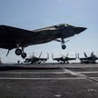 Samolot F-35C Lightning II amerykańskich sił zbrojnych ląduje na pokładzie lotniskowca USS Abraham L