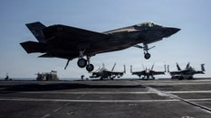 Samolot F-35C Lightning II amerykańskich sił zbrojnych ląduje na pokładzie lotniskowca USS Abraham L