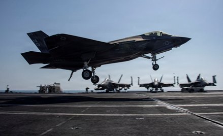 Samolot F-35C Lightning II amerykańskich sił zbrojnych ląduje na pokładzie lotniskowca USS Abraham L
