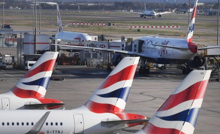 Koronawirus. Wielka Brytania znów rozważa "paszporty covidowe"