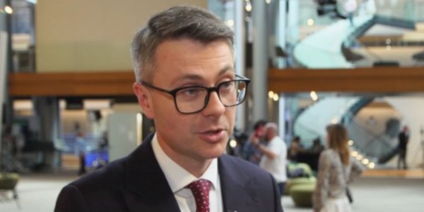 Wakacje europosłów. W planach remonty, joga, kajaki i wczasy pod palmami