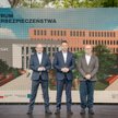 Na tle nowej inwestycji, od lewej Paweł Olszewski, sekretarz stanu w Ministyrtwie Cyfryzacji, prezyd