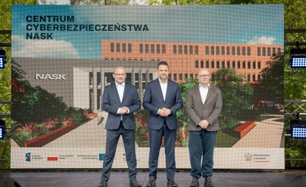 Na tle nowej inwestycji, od lewej Paweł Olszewski, sekretarz stanu w Ministyrtwie Cyfryzacji, prezyd