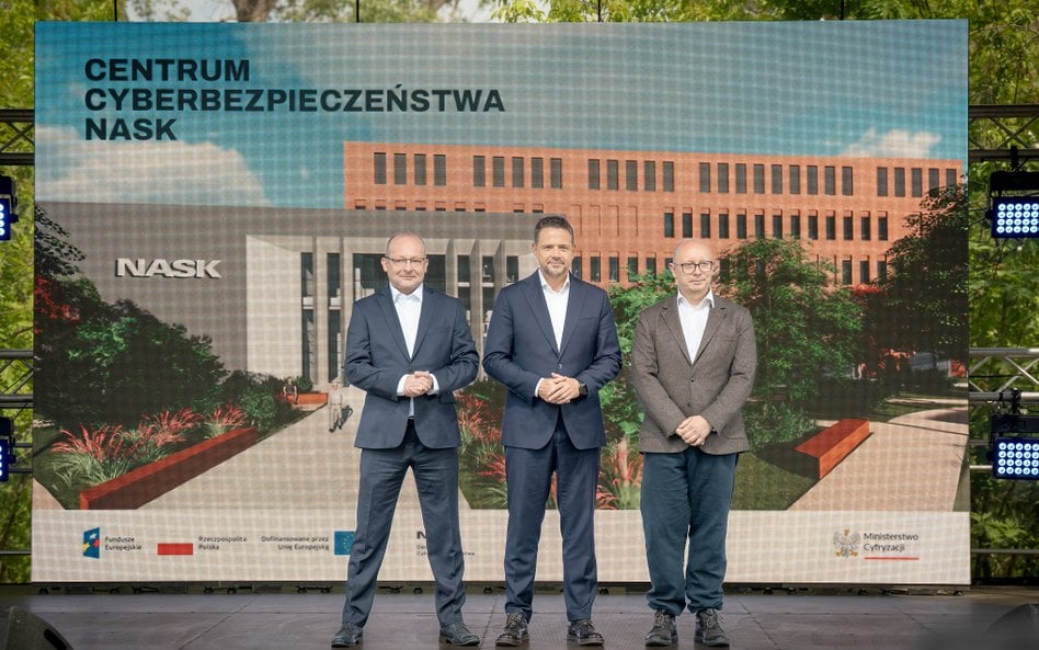 Na tle nowej inwestycji, od lewej Paweł Olszewski, sekretarz stanu w Ministyrtwie Cyfryzacji, prezyd