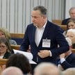 Przewodniczący Rady Fiskalnej Sławomir Dudek (C) na sali obrad Senatu