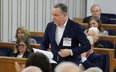Przewodniczący Rady Fiskalnej Sławomir Dudek (C) na sali obrad Senatu