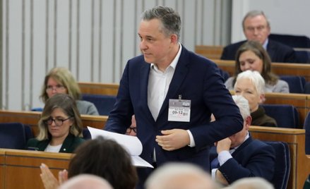 Przewodniczący Rady Fiskalnej Sławomir Dudek (C) na sali obrad Senatu