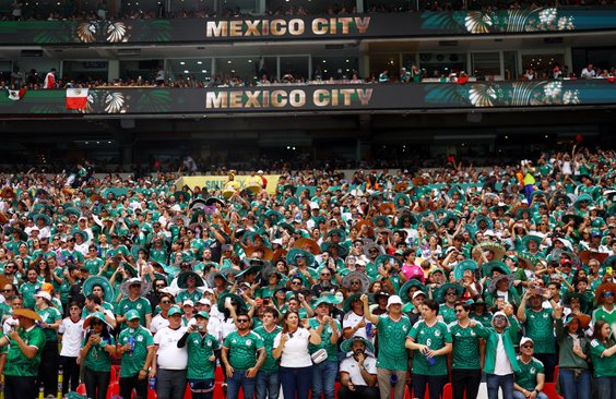 Kibice na trybunach Estadio Azteca