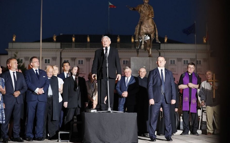 Jarosław Kaczyński zadeklarował, że w kwietniu przyszłego roku odbędzie się ostatnia miesięcznica sm