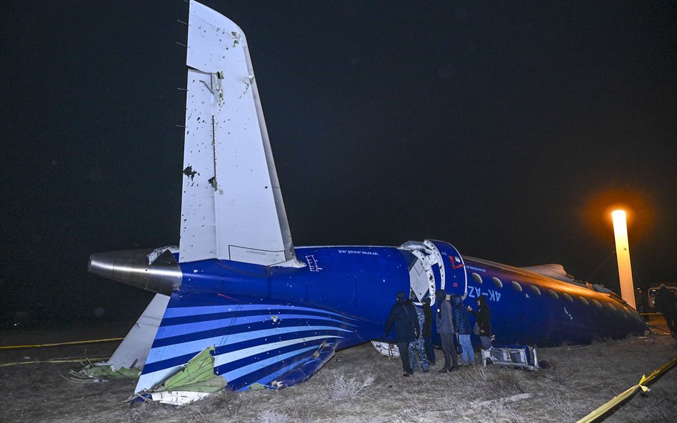 Wrak samolotu Embraer ERJ-190AR, który rozbił się w Kazachstanie w pobliżu miasta Aktau