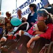 Rodzice dzieci niepełnosprawnych pikietowali we wrześniu przed Kancelarią Premiera. Żądali wyższych 