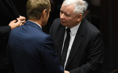 Były premier Donald Tusk (L) i prezes PiS Jarosław Kaczyński (P) w 2014 roku