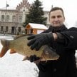 Burmistrz Zatora Zbigniew Bierna z... karpiem