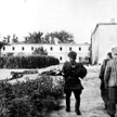 Żołnierze AK wyzwolili więźniów obozu 5 sierpnia 1944 r., krótko po wybuchu powstania warszawskiego