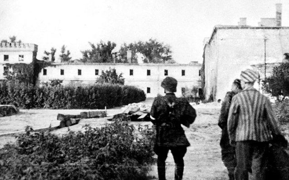 Żołnierze AK wyzwolili więźniów obozu 5 sierpnia 1944 r., krótko po wybuchu powstania warszawskiego