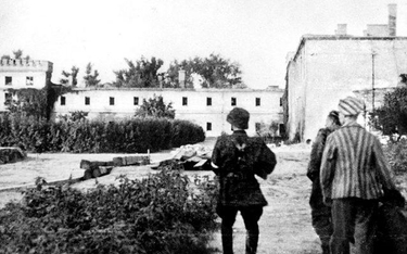 Żołnierze AK wyzwolili więźniów obozu 5 sierpnia 1944 r., krótko po wybuchu powstania warszawskiego