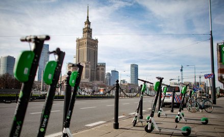 Hulajnogi wyjadą jednak na drogi. Chodniki tylko dla pieszych