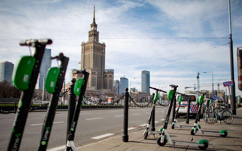 Hulajnogi wyjadą jednak na drogi. Chodniki tylko dla pieszych