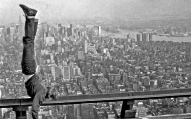 W 1974 roku Philippe Petit przeszedł po stalowej linie między wieżami World Trade Center, które były