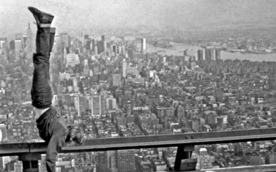 W 1974 roku Philippe Petit przeszedł po stalowej linie między wieżami World Trade Center, które były