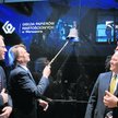 KOV to 381. firma na GPW. Od lewej stoją: Ludwik Sobolewski, prezes GPW, Jan Kulczyk, pośrednio głów