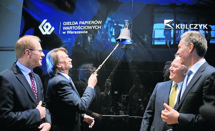 KOV to 381. firma na GPW. Od lewej stoją: Ludwik Sobolewski, prezes GPW, Jan Kulczyk, pośrednio głów