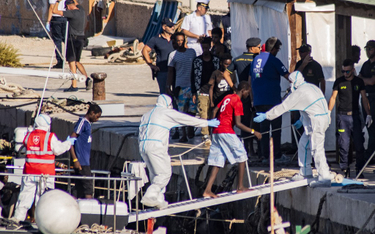 Nieletni imigranci z "Open Arms" zeszli na Lampedusę