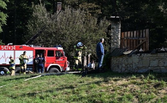 . Uszkodzone zostały również dwa znajdujące się w pobliżu budynki