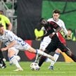 Piłkarz Radomiaka Radom Elves Balde (P) oraz Antoni Kozubal (L) i Leo Bengtsson (P-tył) z Lecha Pozn
