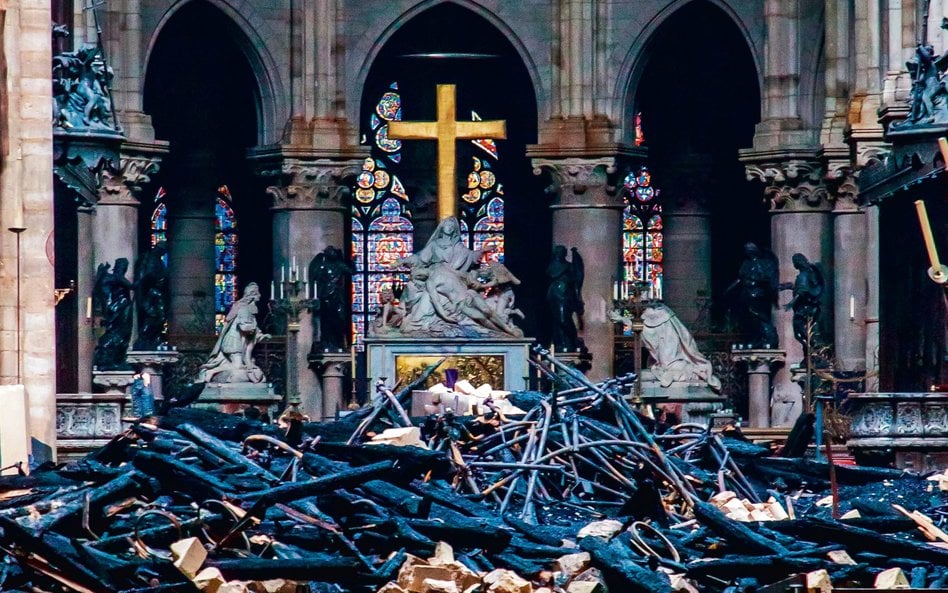 Dojazd na miejsce po pierwszym zgłoszeniu o pożarze zajął paryskim strażakom tylko kilka minut. Ale 