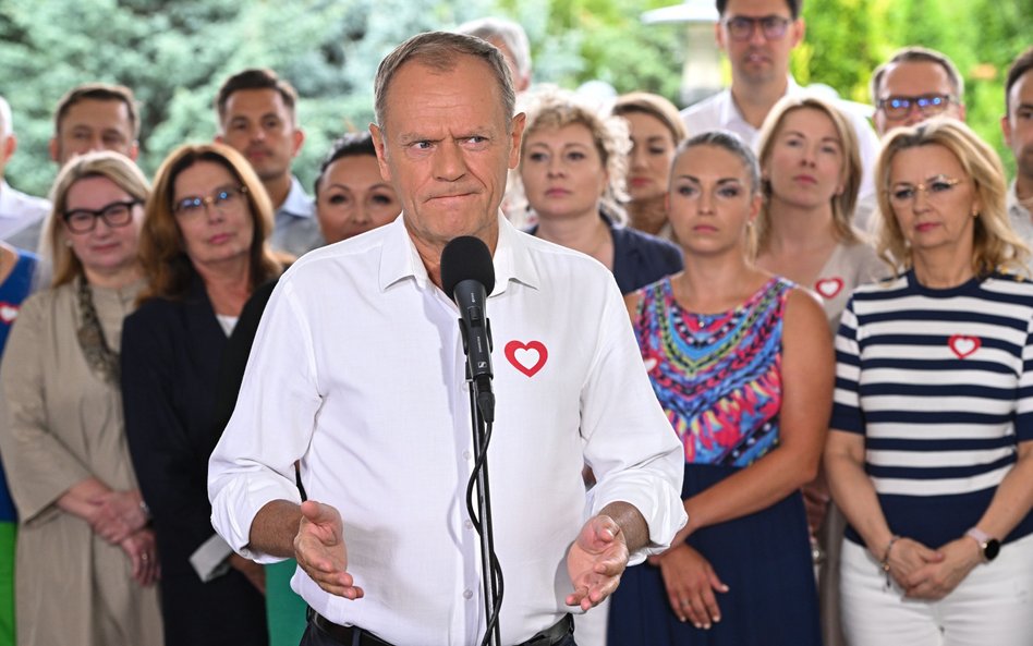 Przewodniczący Platformy Obywatelskiej Donald Tusk podczas oświadczenia dla mediów dot. policyjnej i