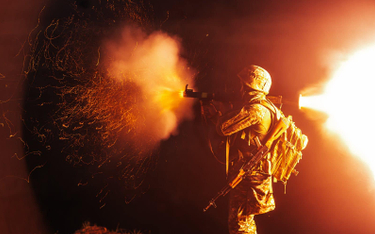 Ukraiński żołnierz strzela z granatnika