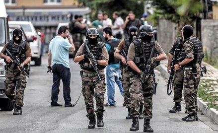 Po ostatnich atakach terrorystycznych widok specjalnych jednostek policji na ulicach Stambułu jest r