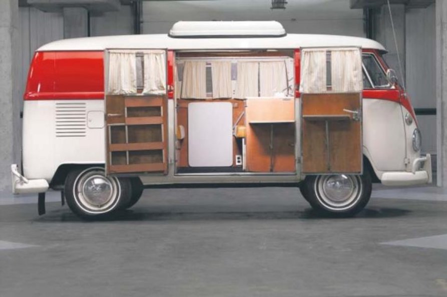 VW T1 Westfalia to uroczy kamper sprzed 55 lat. Jest wyposażony w to, co konieczne na turystycznym s