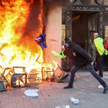 Protesty w Paryżu. Rząd zwolnił komendanta policji