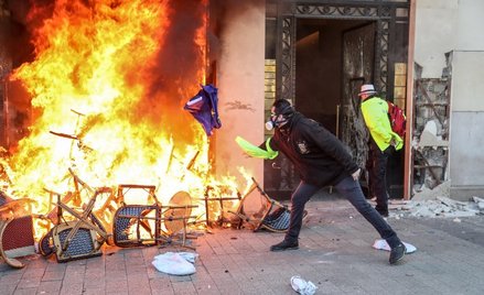 Protesty w Paryżu. Rząd zwolnił komendanta policji