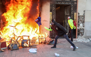 Protesty w Paryżu. Rząd zwolnił komendanta policji
