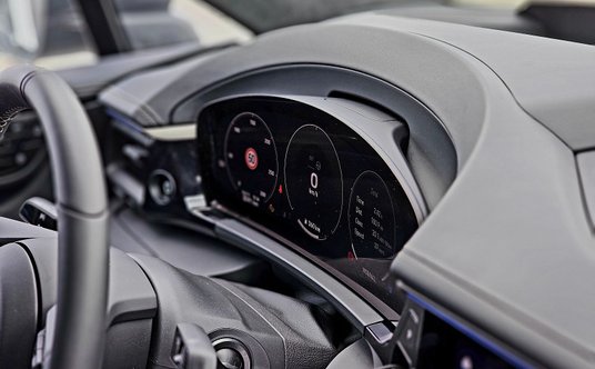 Porsche Macan z centralnym digitalowym obrotomierzem