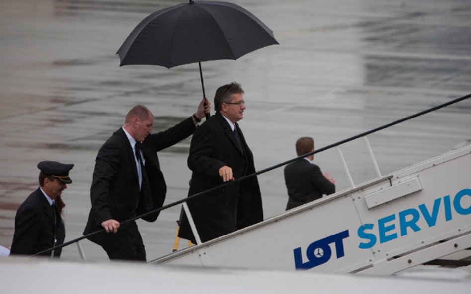 Kompromitacja: Komorowski leci do USA lotem czarterowym